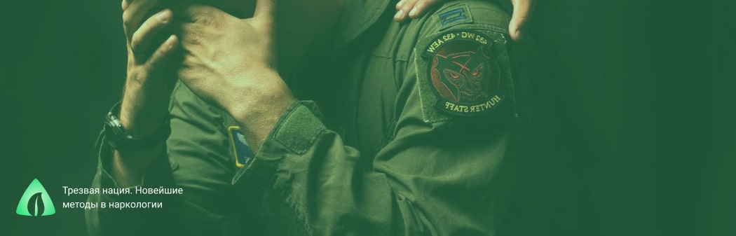 Военный держится руками за голову
